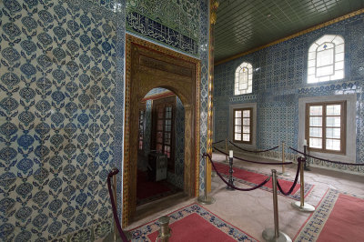 Istanbul Sultans Pavilion at Yeni Camii May 2014 6157.jpg