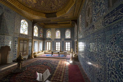Istanbul Sultans Pavilion at Yeni Camii May 2014 6160.jpg