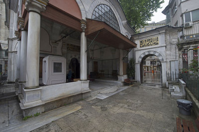 Istanbul Hamidiye Turbe May 2014 6091.jpg