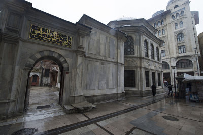Istanbul Hamidiye Turbe May 2014 6092.jpg