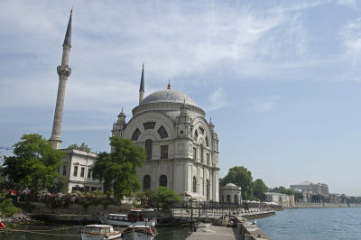 Istanbul Bezm-i Alem Valide Sultan mosque May 2014 8679.jpg