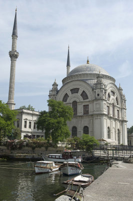 Istanbul Bezm-i Alem Valide Sultan mosque May 2014 8680.jpg