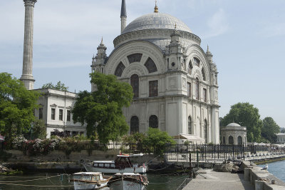 Istanbul Bezm-i Alem Valide Sultan mosque May 2014 8681.jpg