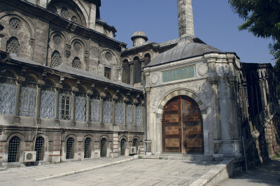Istanbul Laleli Mosque June 2004 1146.jpg