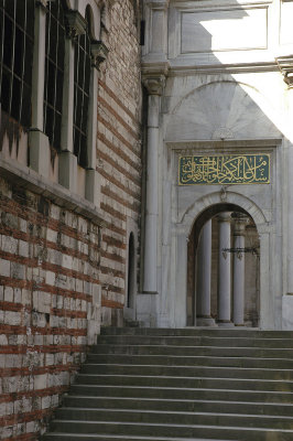 Istanbul Laleli Mosque June 2004 1147.jpg