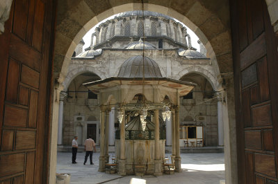 Istanbul Laleli Mosque June 2004 1151.jpg