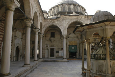 Istanbul Laleli Mosque June 2004 1152.jpg