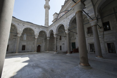 Istanbul Nuruosmaniye Mosque 2015 1146.jpg