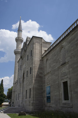 Istanbul Suleymaniye Mosque Garden area 2015 1211.jpg