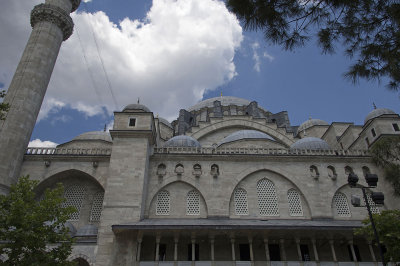 Istanbul Suleymaniye Mosque Garden area 2015 1274.jpg