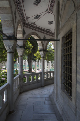 Istanbul Suleymaniye Mosque Grave Suleyman 2015 1259.jpg