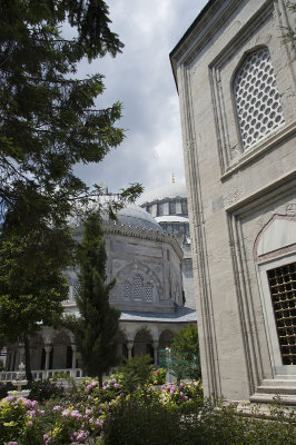 Istanbul Suleymaniye Mosque Graves 2015 1264.jpg