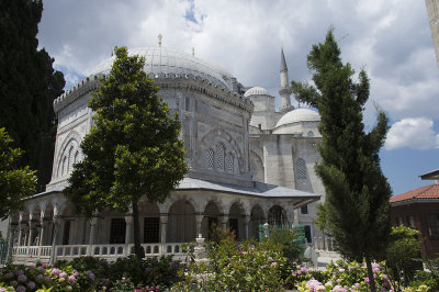 Istanbul Suleymaniye Mosque Graves 2015 1265.jpg