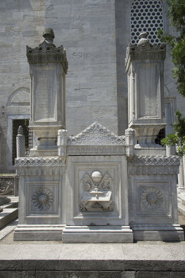Istanbul Suleymaniye Mosque Graves 2015 1270.jpg
