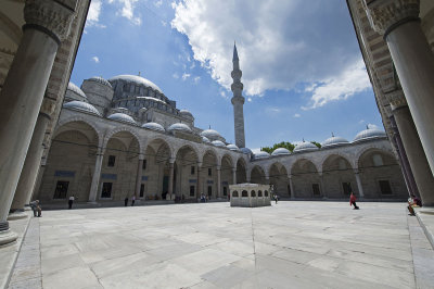 Istanbul Suleymaniye Mosque Inside court area 2015 1227.jpg