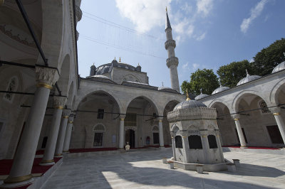 Istanbul Yeni Valide Camii 2015 0824.jpg
