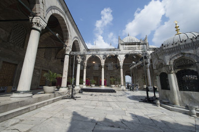 Istanbul Yeni Camii 2015 9364.jpg