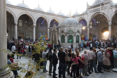 Istanbul Iftar at Yeni Cami 2694.jpg