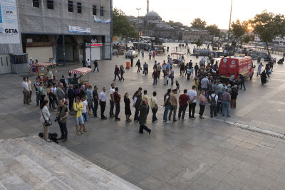 Istanbul Iftar at Yeni Cami 2701.jpg