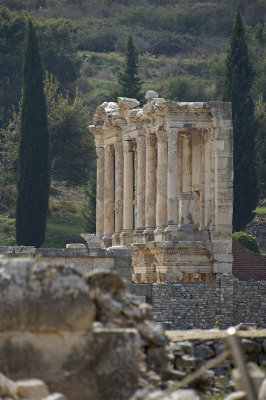 Ephesus Celsus Library from far October 2015 2831.jpg