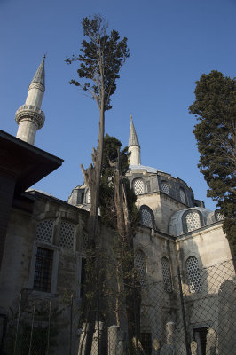 Istanbul Atik Valide mosque december 2015 5818.jpg
