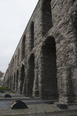 Istanbul Aqueduct of Valens december 2015 4903.jpg