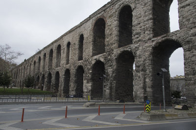 Istanbul Aqueduct of Valens december 2015 4905.jpg