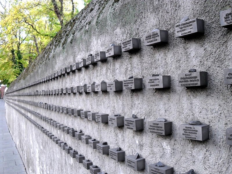 <a href=http://markmylens.blogspot.com/2013/06/jewish-holocaust-memorial-wall-frankfurt.html >Jewish Holocaust Memorial</a>