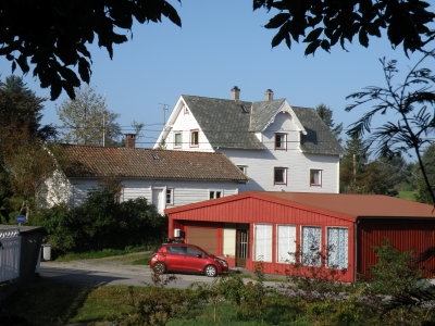Adnetunet - Sle med butikk i det hvite til venstre og nyere butikk i det rde huset