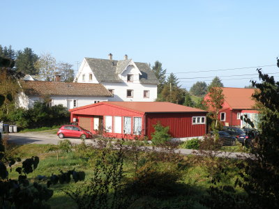 Adnetunet - Sle med butikk i det hvite til venstre og nyere butikk i det rde huset