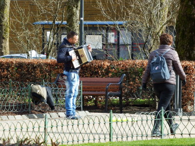 NoenTiggere i Bergen behersker sitt trekkspill p en underholdende mte