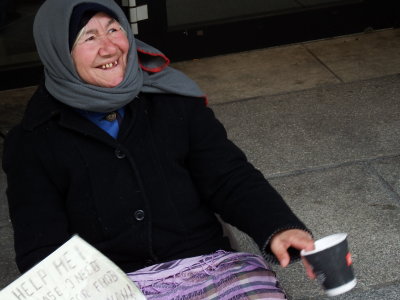 jeg greidde  f smilet fram p denne damen som ser lykkelig ut i elendigheten 