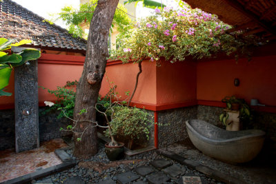 Outdoor bathroom at Taman Sari resort, Pemuteran
