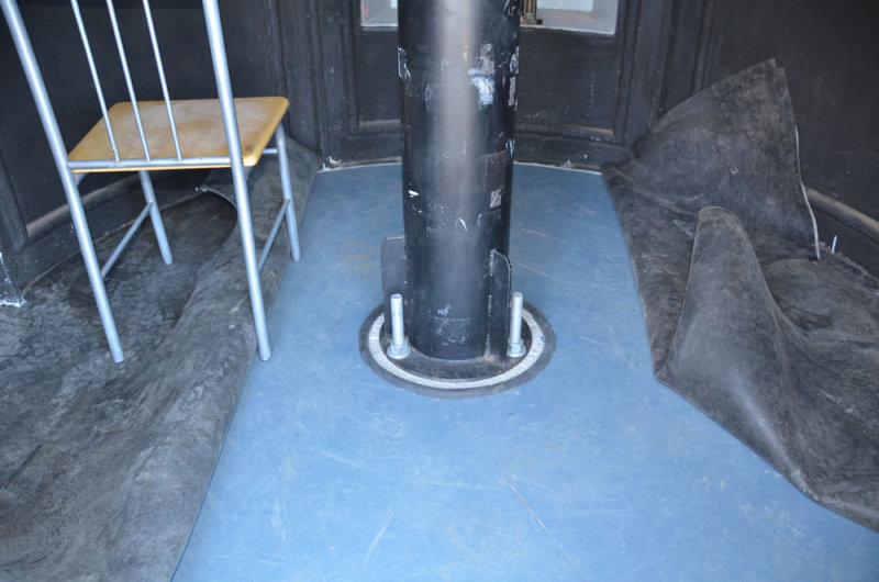 Floor seal around central pier