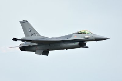 F16
