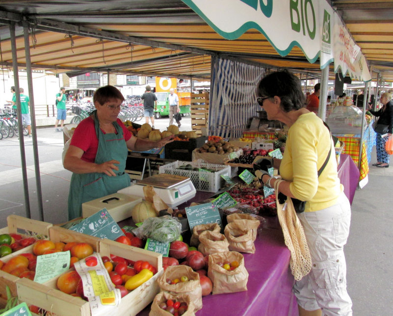 Versailles: Linda giving English lessons to one of the vendors at the farmers market. 