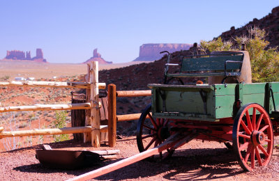 Goulding's Lodge: In the distance, Stagecoach Mesa, Castle Rock, Big Chief Butte, Sentinal Mesa.