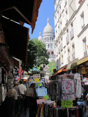 The crowded Rue de Steinkerque in the shadow of the Sacre-Coeur. 