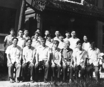 Biophysics 2_1982-06 生物物理师生于东馆前.jpg