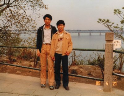 东贤与杨建合影_1985-04于杭州钱塘江畔.jpg