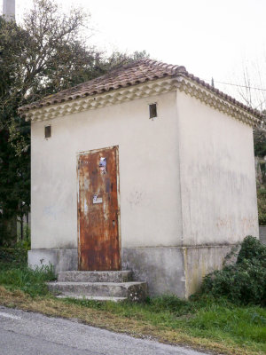 L'art décadent des poteaux et câbles des PTT