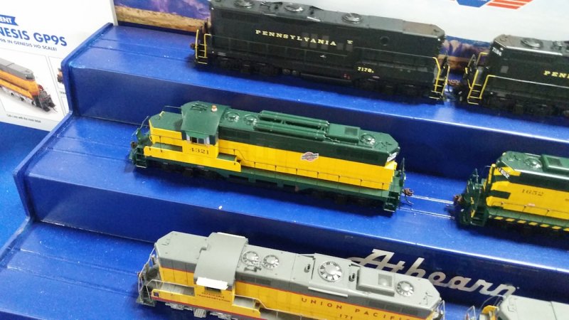 Athearn CNW geeps