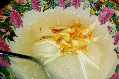 Nahm, rambutan in scented syrup 
with thai cup cakes