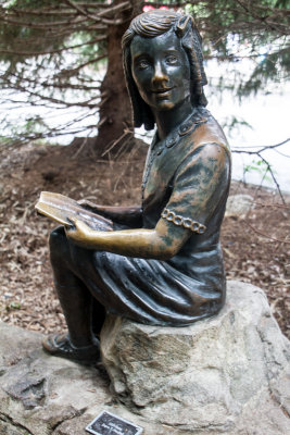 Girl reading a book, Cincinnati zoo, Ohio