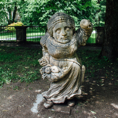 Mirabellgarten, Dwarf Gnome Park, Zwergelgarten, Die Zwergin mit der Obstschürze, Salzburg, Austria