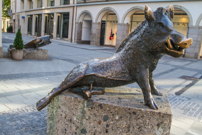 Sitting wild boar by sculptor Martin Mayer, Porcellino, Munich, Bavaria, Germany