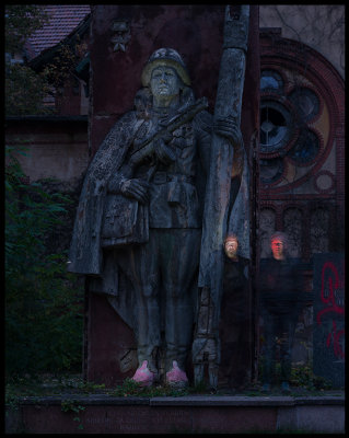 Me and Linus with the Russian statue at Beelitz-Heilsttten