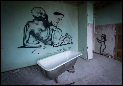 Old bathtub and graffiti