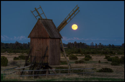 Nightshot of a windmill near Klinta