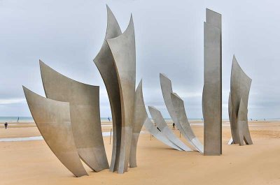 Les Braves sculpture at Omaha Beach
